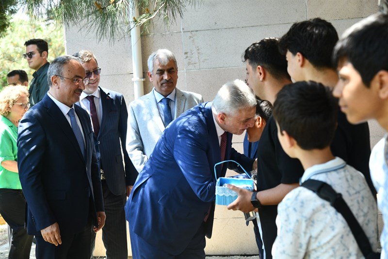 Bakan Bolat ve Vali Soytürk Çocuk Evlerini Ziyaret Etti