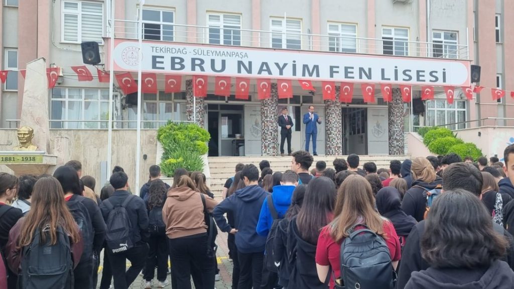 İlçe Milli Eğitim Müdürü Fahri Kırmızı İlçemiz Ebru Nayim Fen Lisesinde Bayrak Töreni'ne Katıldı