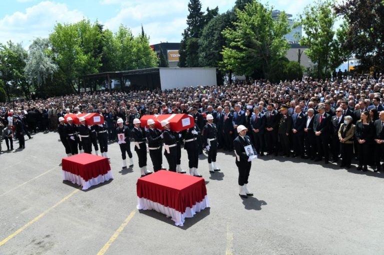 Şehit Polis Memurları İçin İlçe Emniyet Müdürlüğünde Resmi Tören Düzenlendi