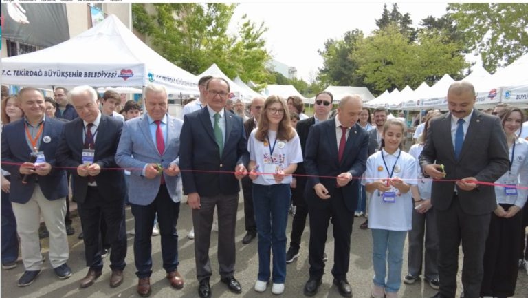 TEKİRDAĞ BİLSEM TÜBİTAK 4006 BİLİM FUARI ZİYARETÇİLERİNE KAPILARINI AÇTI