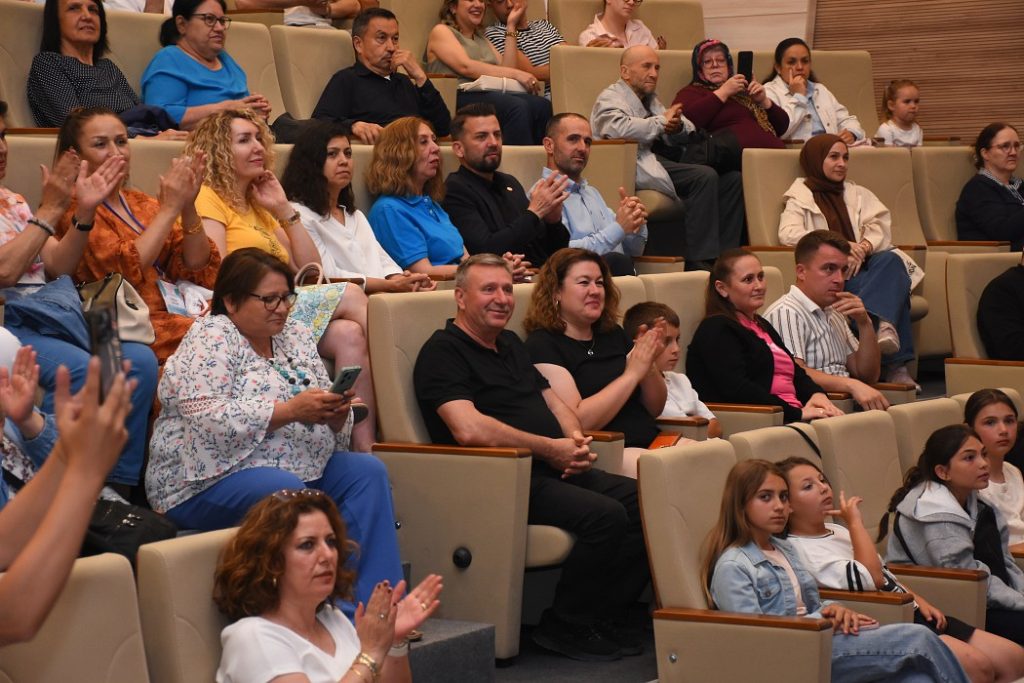 BELEDİYE MECLİS ÜYESİ SUNAY SEZGİN TÜRK SANAT MÜZİĞİ BAHAR KONSERİNE KATILDI