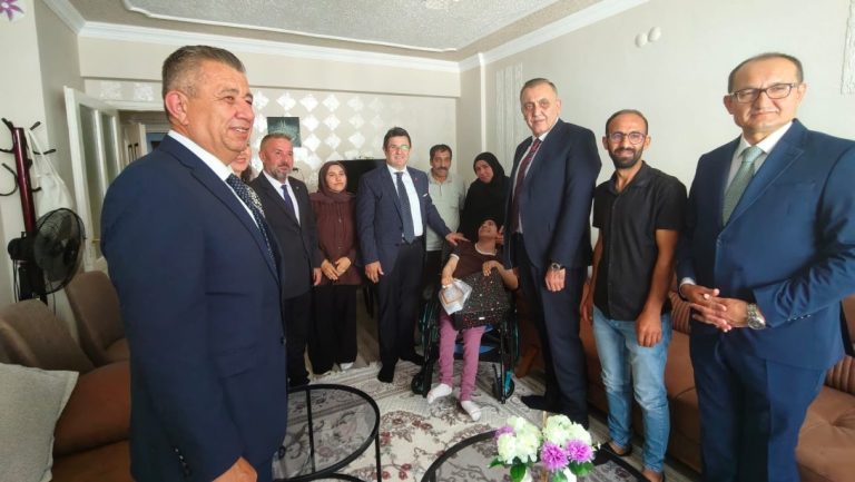 İl Millî Eğitim Müdürü Dr. Aziz Yeniyol, Evde Eğitim Hizmeti Alan Öğrenciye Karnesini Takdim Etti