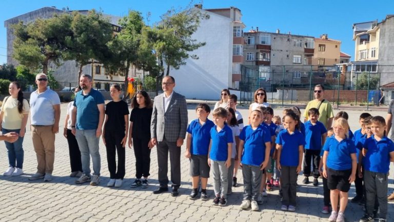 İlçe Milli Eğitim Müdürü Fahri Kırmızı İlçemiz Kumbağ İlkokul ve Ortaokulunda Bayrak Töreni'ne Katıldı