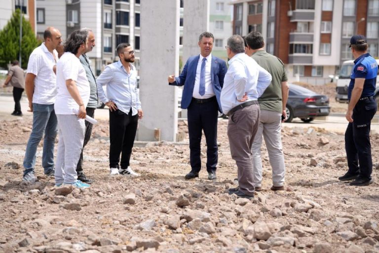 Başkan Sarıkurt`tan Pazartesi Pazarı İncelemesi