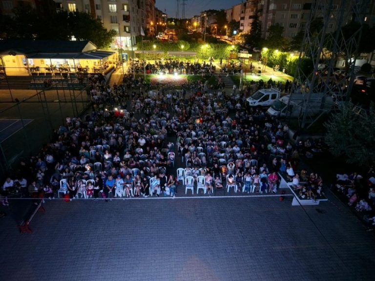 Çorlu`da Yıldızlar Altında Sinema Keyfi Devam Ediyor