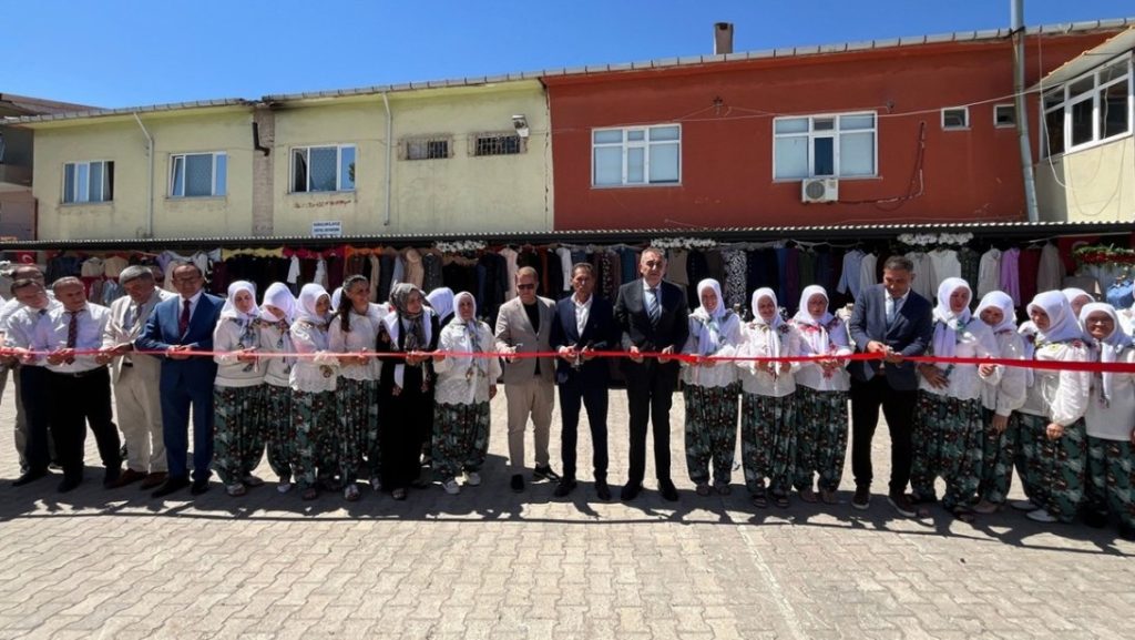 İlçemiz Halk Eğitimi Merkezi Müdürlüğü bünyesinde Karacakılavuz Mahallesi'nde açılan Giyim Üretim Teknolojisi Kursu kursiyerleri tarafından...