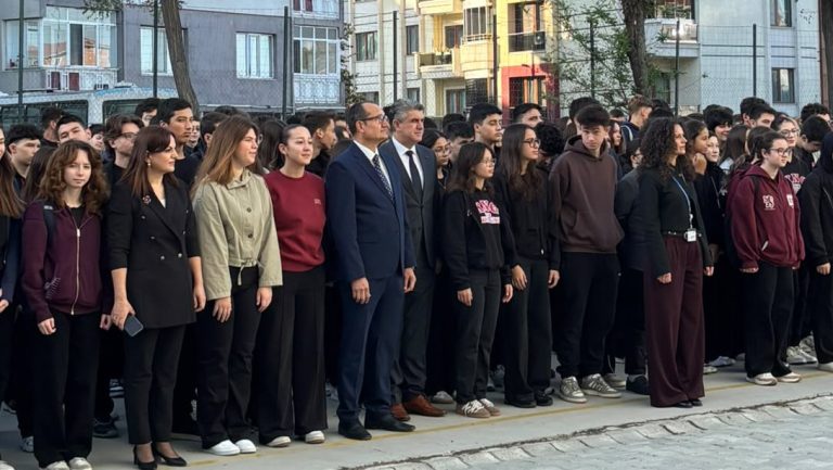 İlçe Milli Eğitim Müdürü Fahri Kırmızı Kadriye Nazif Gölge Anadolu Lisesinde Bayrak Töreni'ne Katıldı