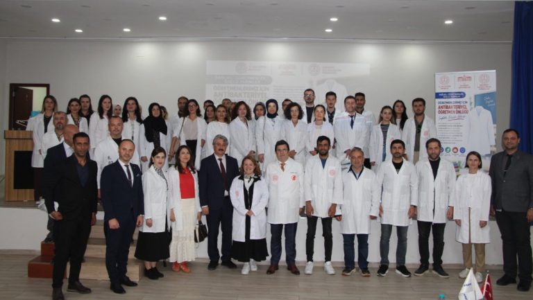 Türk Tekstil Vakfı MTAL'de Öğretmenlere Antibakteriyel Önlük Desteği