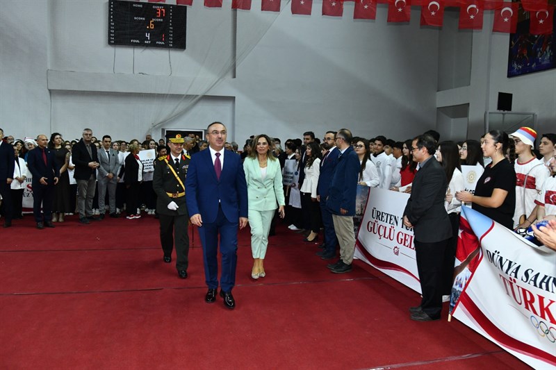 Cumhuriyetimizin 103. Yılı Vatandaşlarımızın Yoğun Katılımıyla Atatürk Kapalı Spor Salonu’nda Düzenlenen Törenle Kutlandı