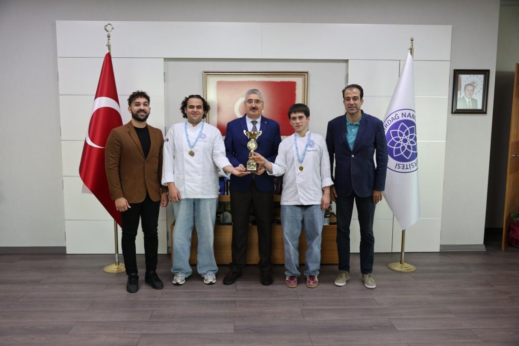 GASTRONOMİ YARIŞMALARINDA BAŞARI ELDE EDEN ÖĞRENCİLERİMİZDEN REKTÖRÜMÜZE ZİYARET