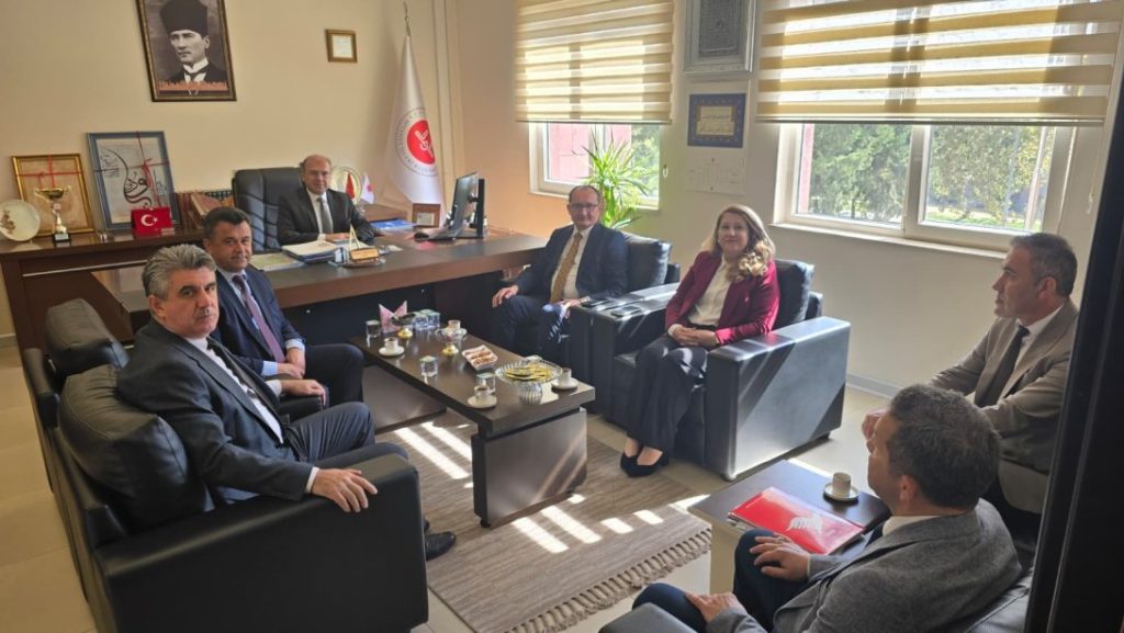 İlçe Millî Eğitim Müdürümüz Fahri Kırmızı ile Şube Müdürlerimiz ve Beraberinde Okul ve Kurum Müdürlerimiz İlçe Müftümüz İbrahim Türedioğlu'nu Ziyaret Etti