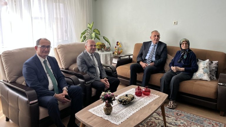 Kaymakamımız Sayın Mahmut Nedim TUNÇER'den Şehit Annesi Zahide KARTAL'a Ziyaret