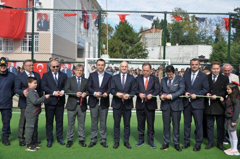 MALKARA’DA ÜÇ OKULA HALI SAHA KAZANDIRILDI