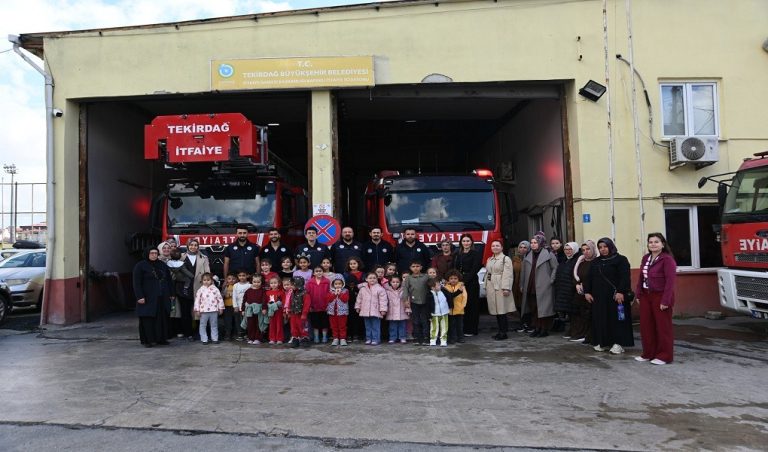 MİNİKLER İTFAİYECİLİK HAFTASI'NDA HEM EĞLENDİ HEM ÖĞRENDİ