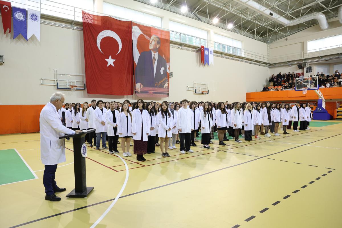 TEKİRDAĞ NKÜ TIP FAKÜLTESİ GELENEKSEL BEYAZ ÖNLÜK GİYME TÖRENİ GERÇEKLEŞTİ