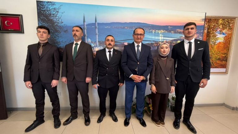 Ülkü Ocakları İlçe Başkanı Alican Ulukaya İlçe Milli Eğitim Müdürü Fahri Kırmızı'yı Makamında Ziyaret etti