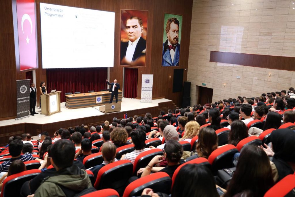 ÜNİVERSİTEMİZ YABANCI DİLLER YÜKSEKOKULU ÖĞRENCİ ORYANTASYON PROGRAMI YOĞUN BİR KATILIMLA GERÇEKLEŞTİ