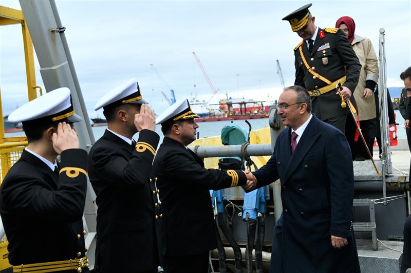 Vali Soytürk TCG Işın Gemisi’ni Ziyaret Etti
