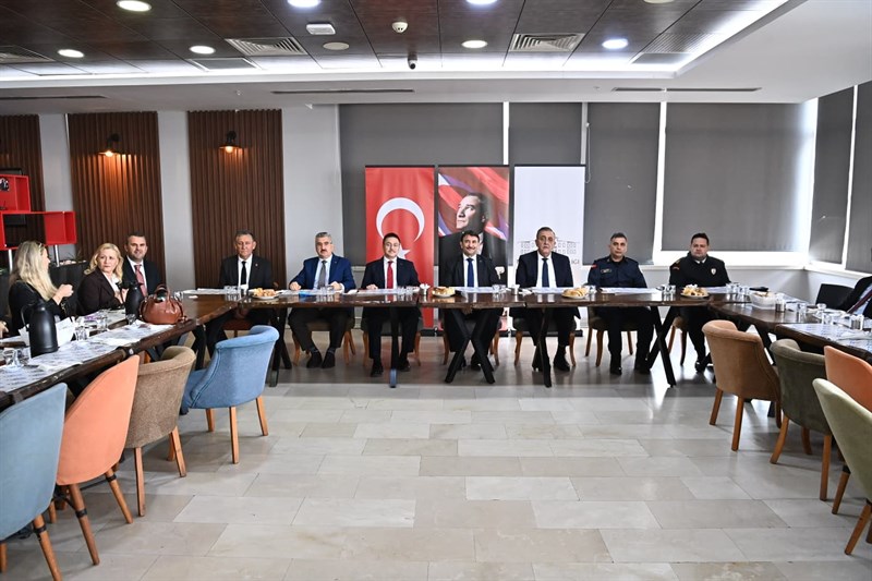 Vali Vekili Çek Kahvaltıda Muhtarlarla Bir Araya Geldi